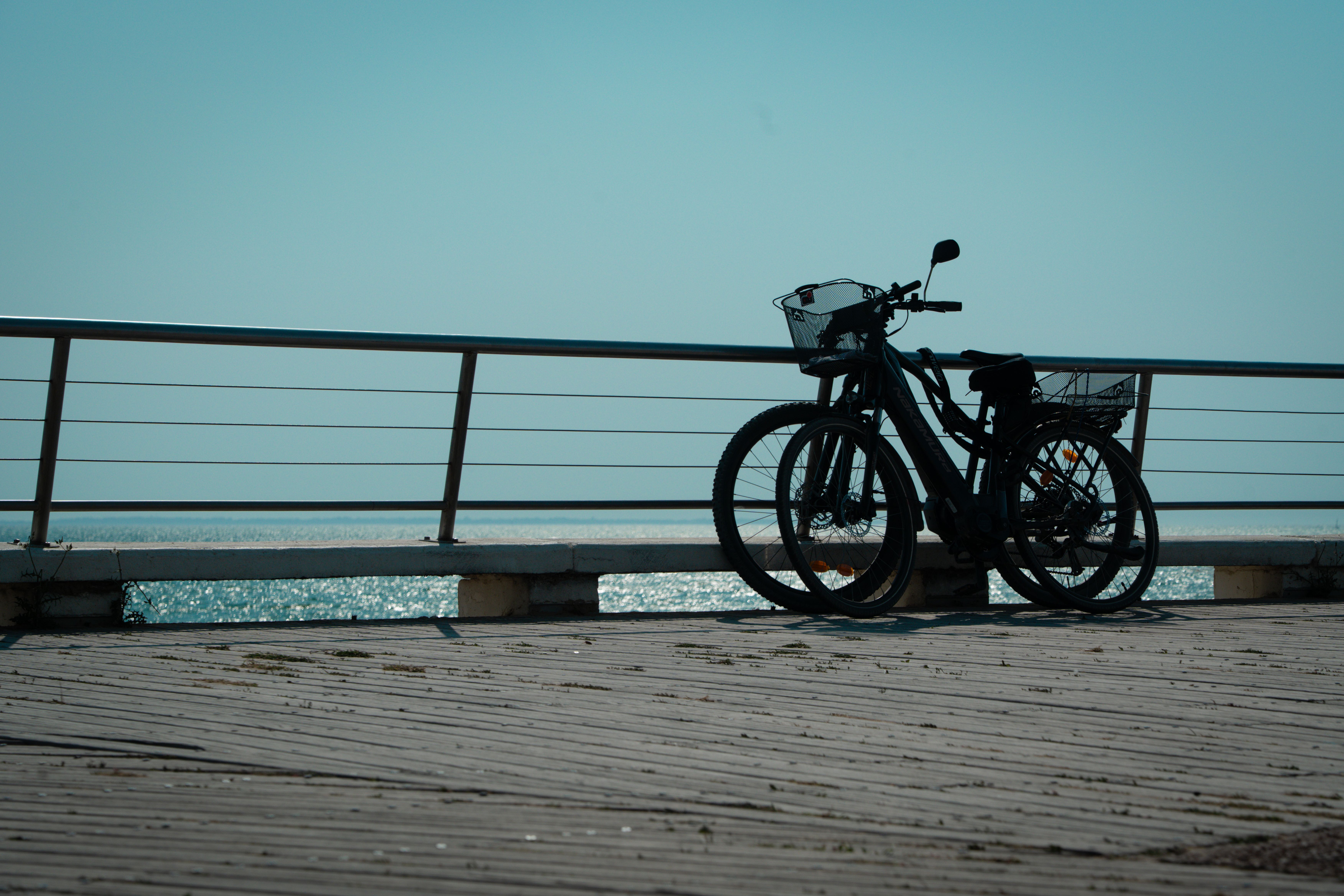 Twee e-bikes geparkeerd op een boulevard aan zee in Saint-Jean-de-Monts, Frankrijk