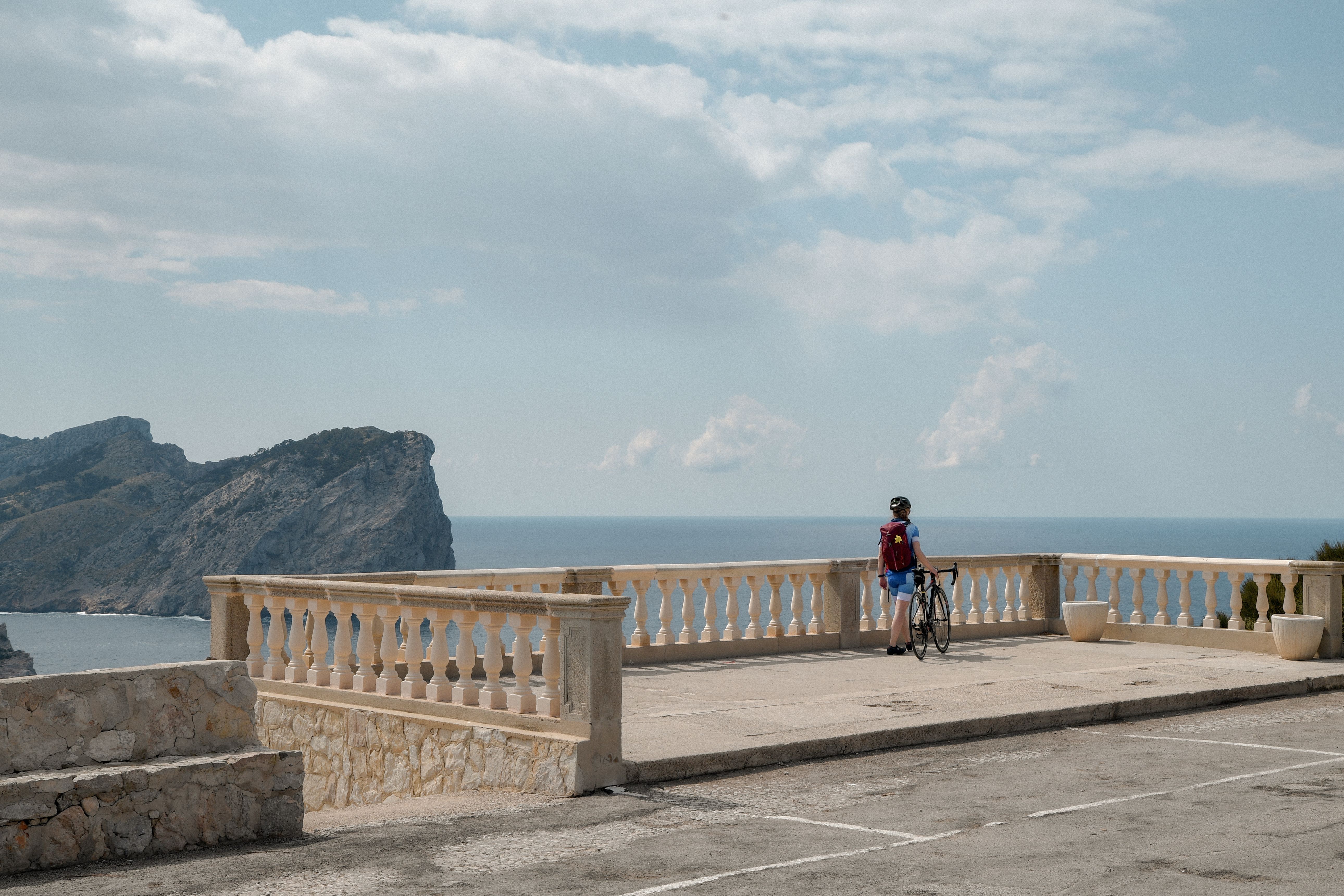 Fietser geniet van het uitzicht bij Mirador Es Colomer op Mallorca