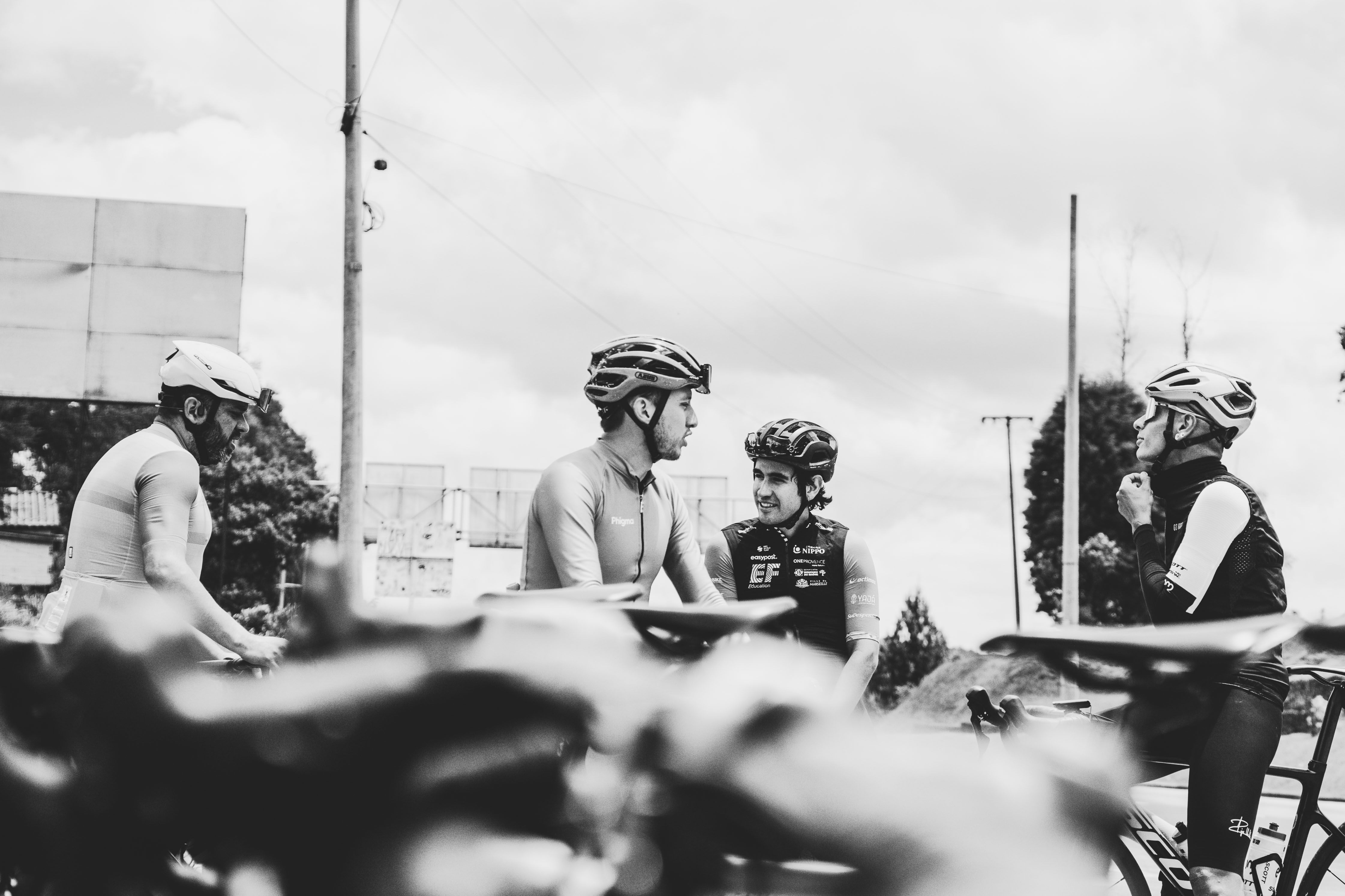 Groep fietsers die zich klaarmaakt om aan een meerdaagse fietstocht te beginnen