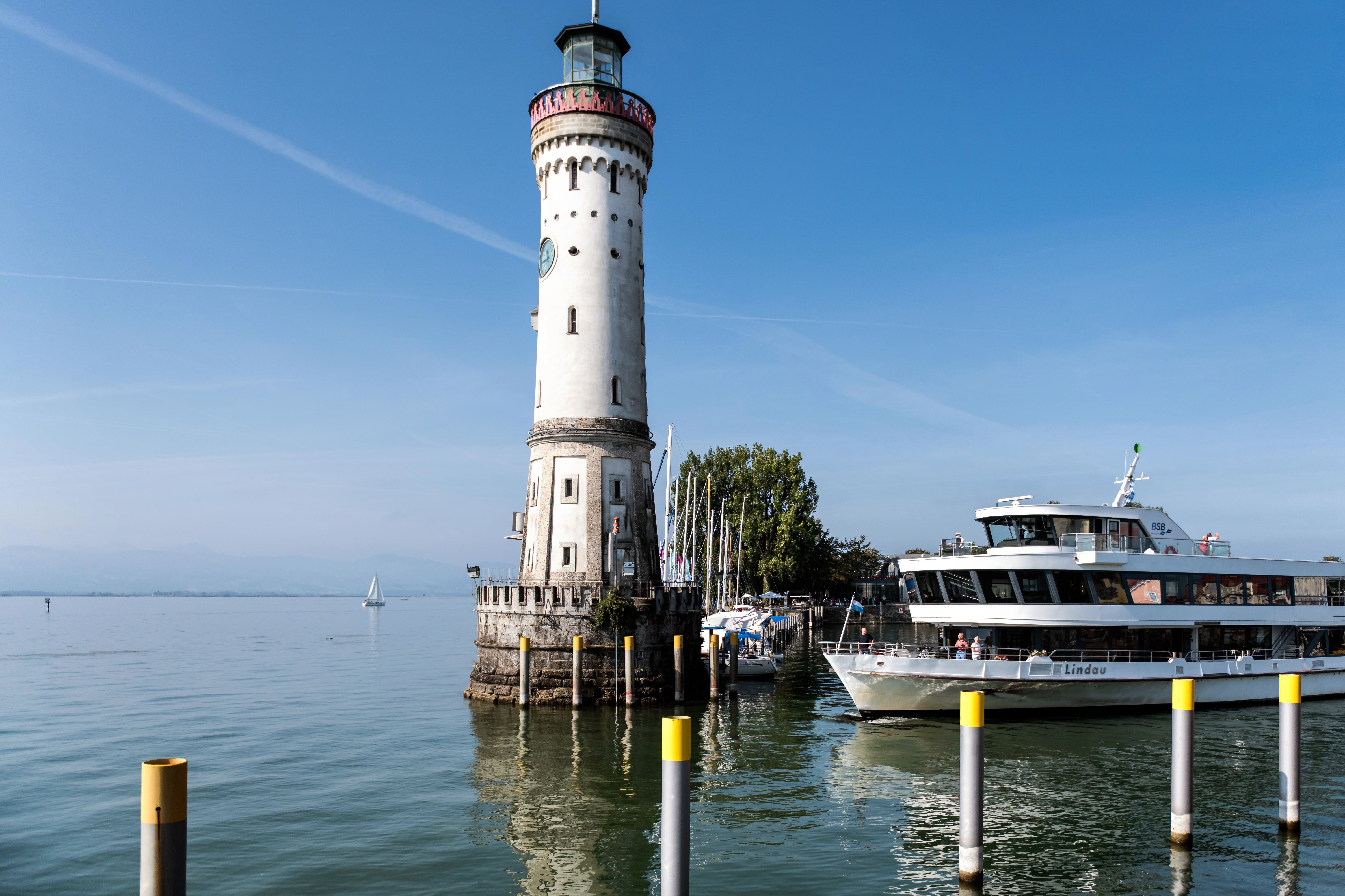 De vuurtoren van Lindau aan de Bodensee met een passagiersschip op het water