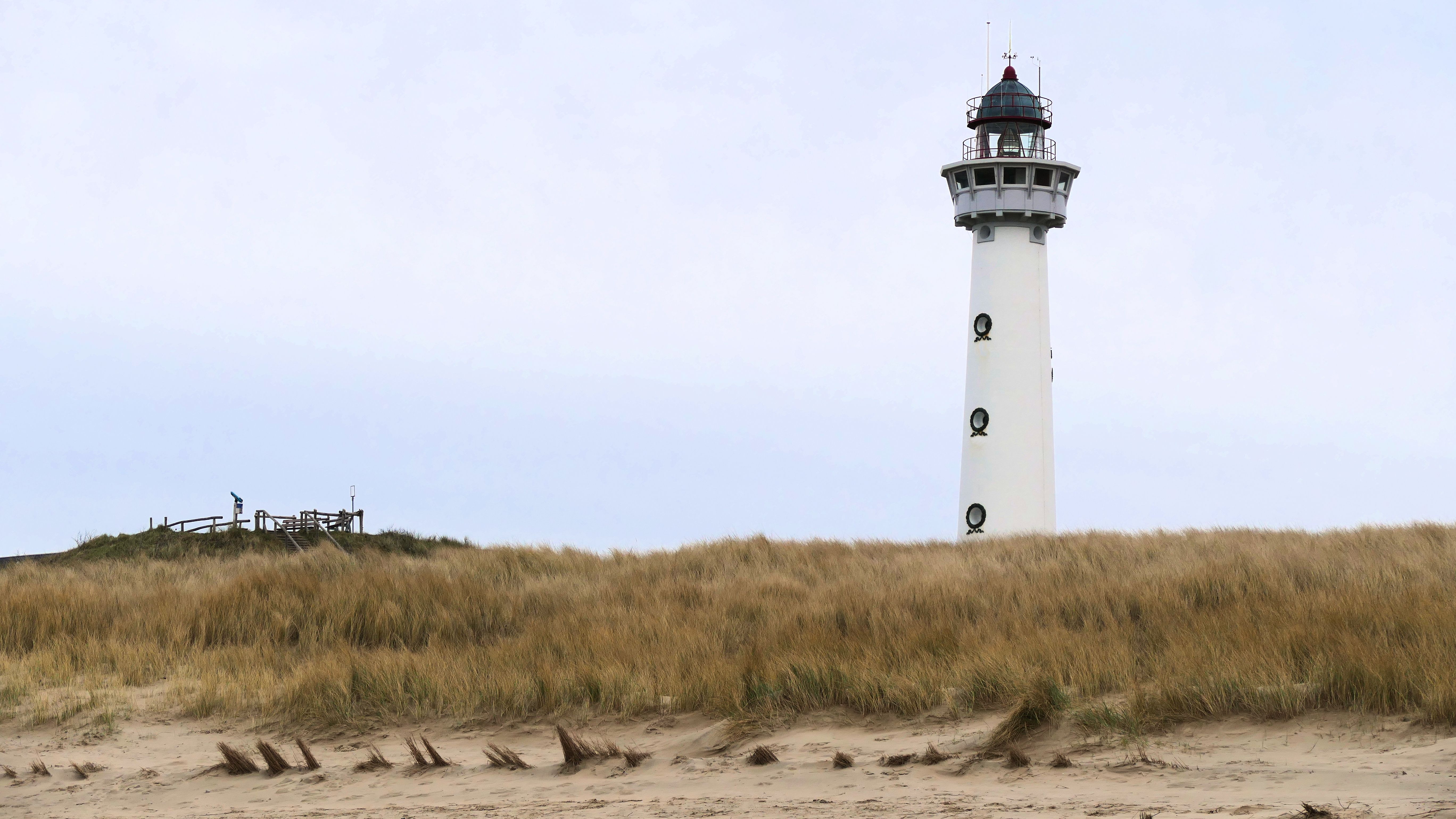 Vuurtoren tussen de duinen bij Egmond aan Zee langs de Nederlandse Kustroute