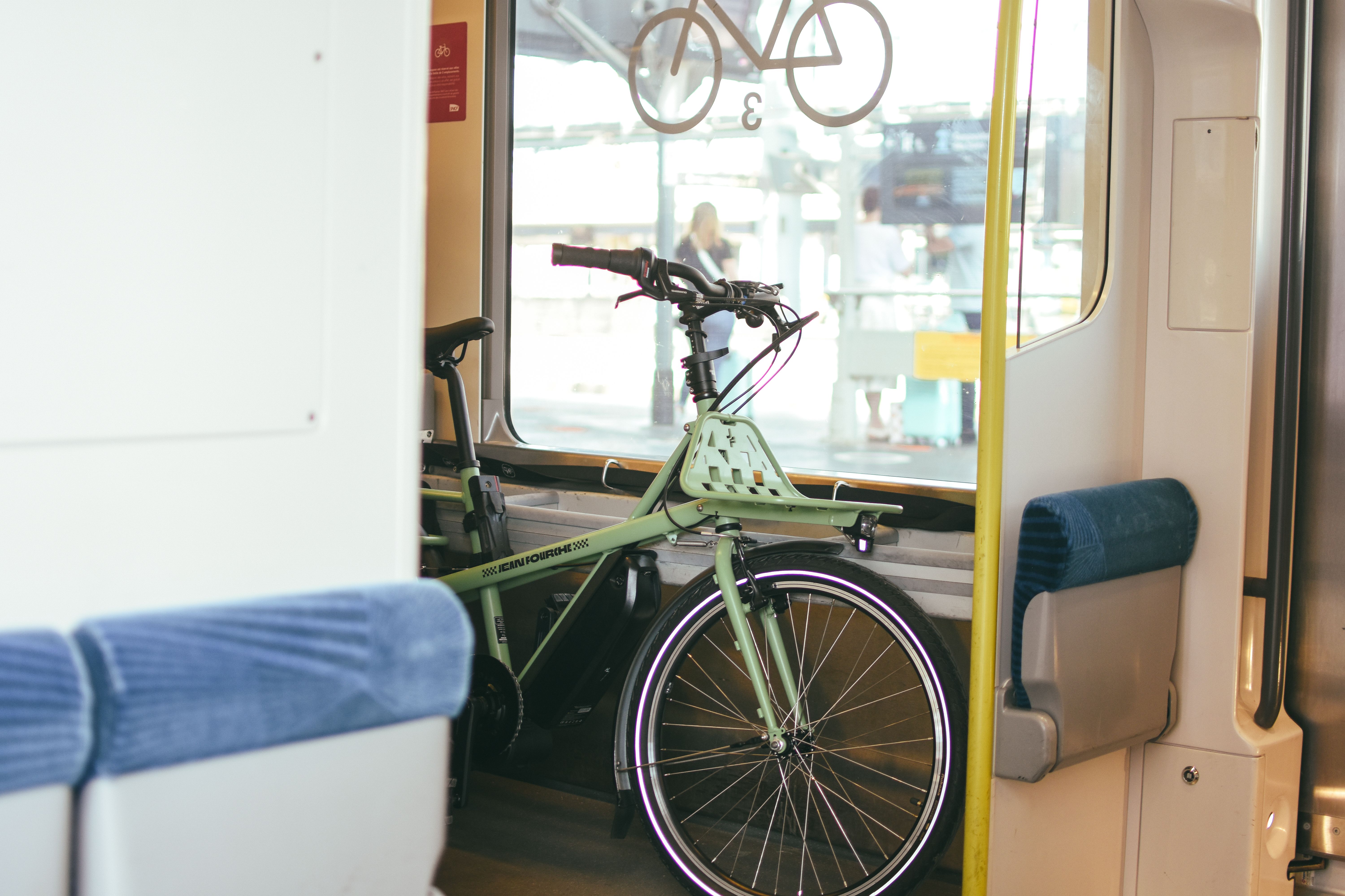 Groene fiets in een treinstel, gezien door het raam, in Bordeaux, Frankrijk