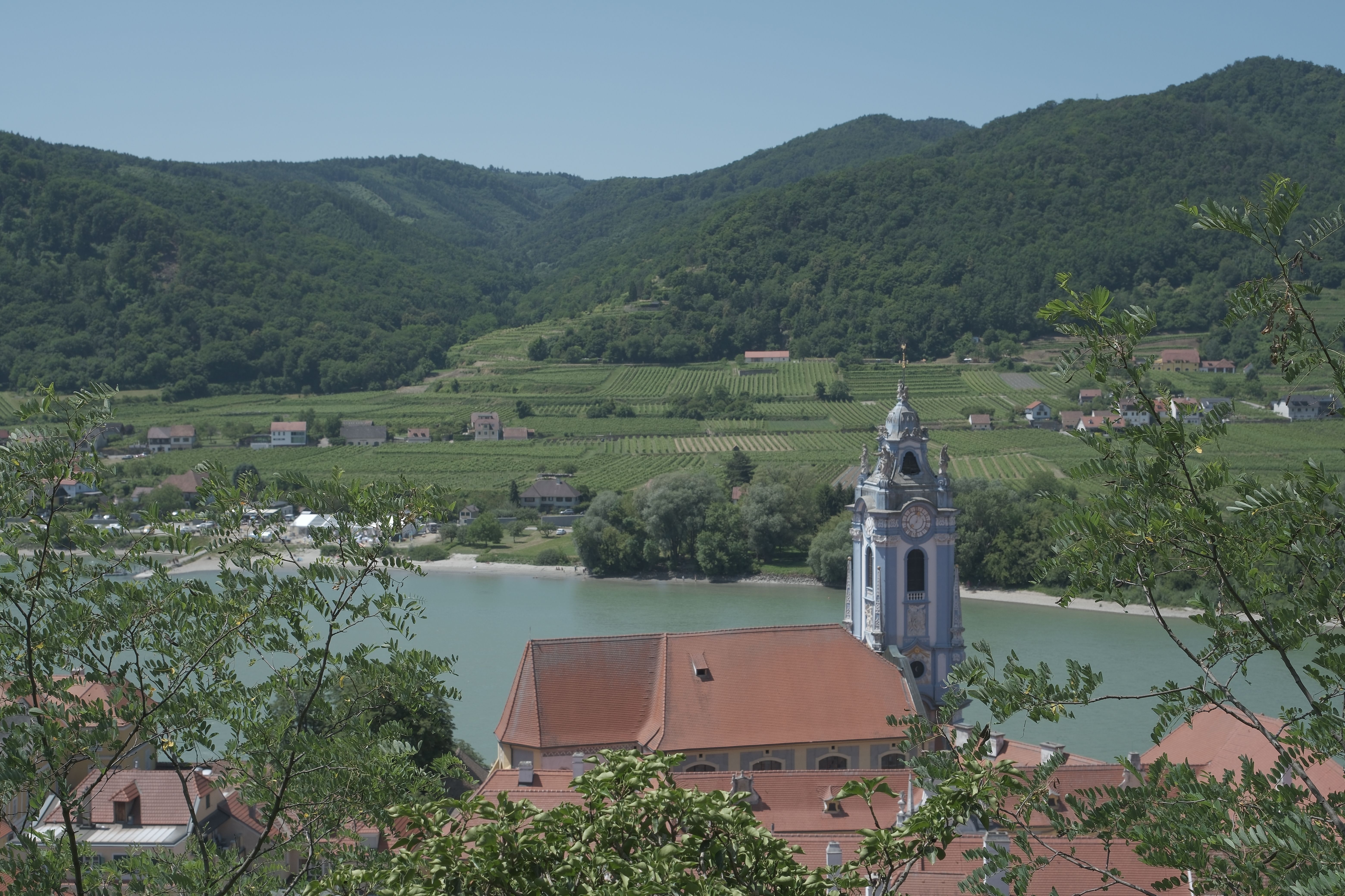 Dürnstein met de blauwe kerktoren aan de Donau in de Wachau, Oostenrijk