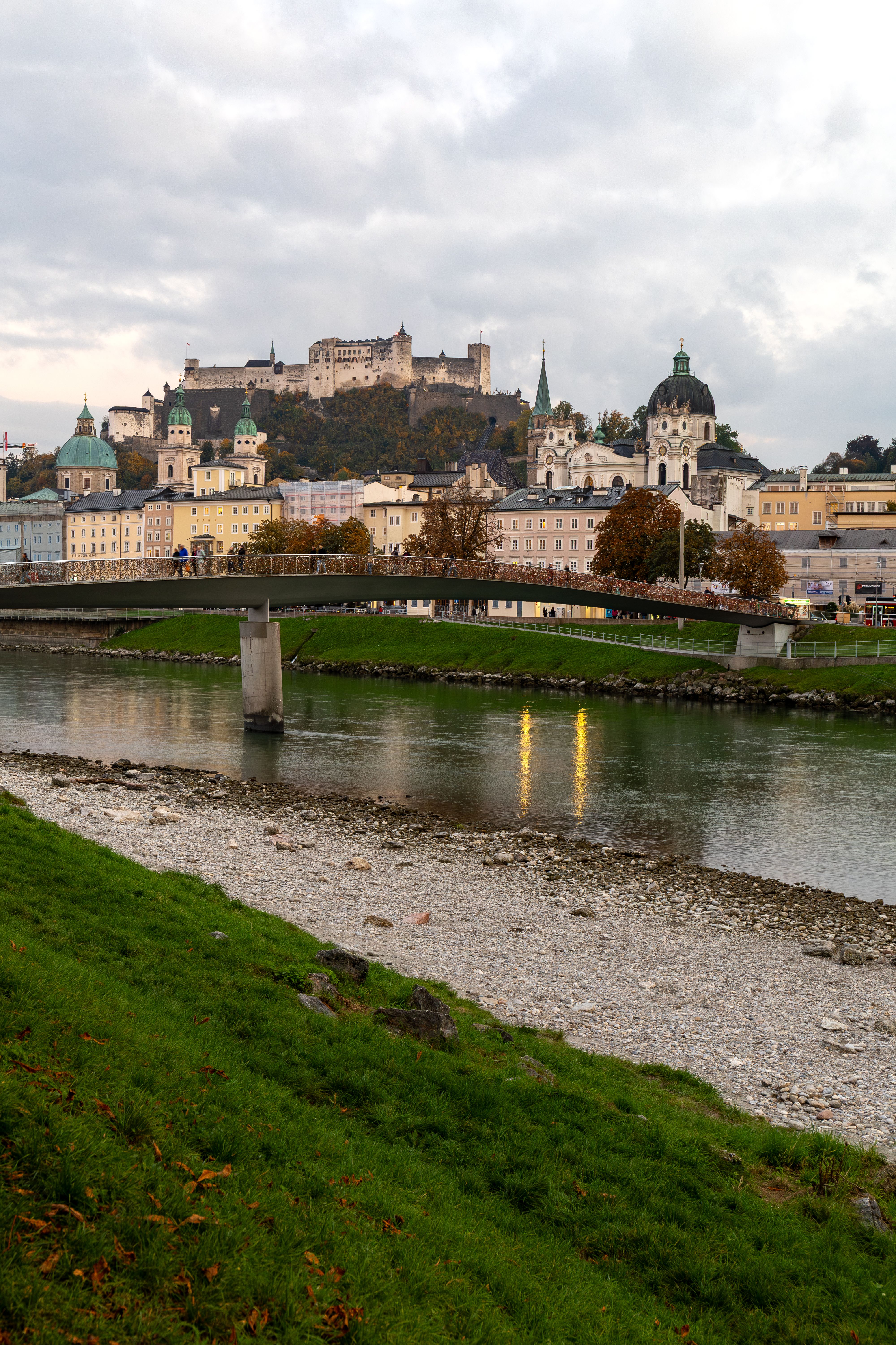 Salzburg met de burcht Hohensalzburg en de rivier de Salzach in herfstkleuren, startpunt van de Alpe-Adria-Radweg