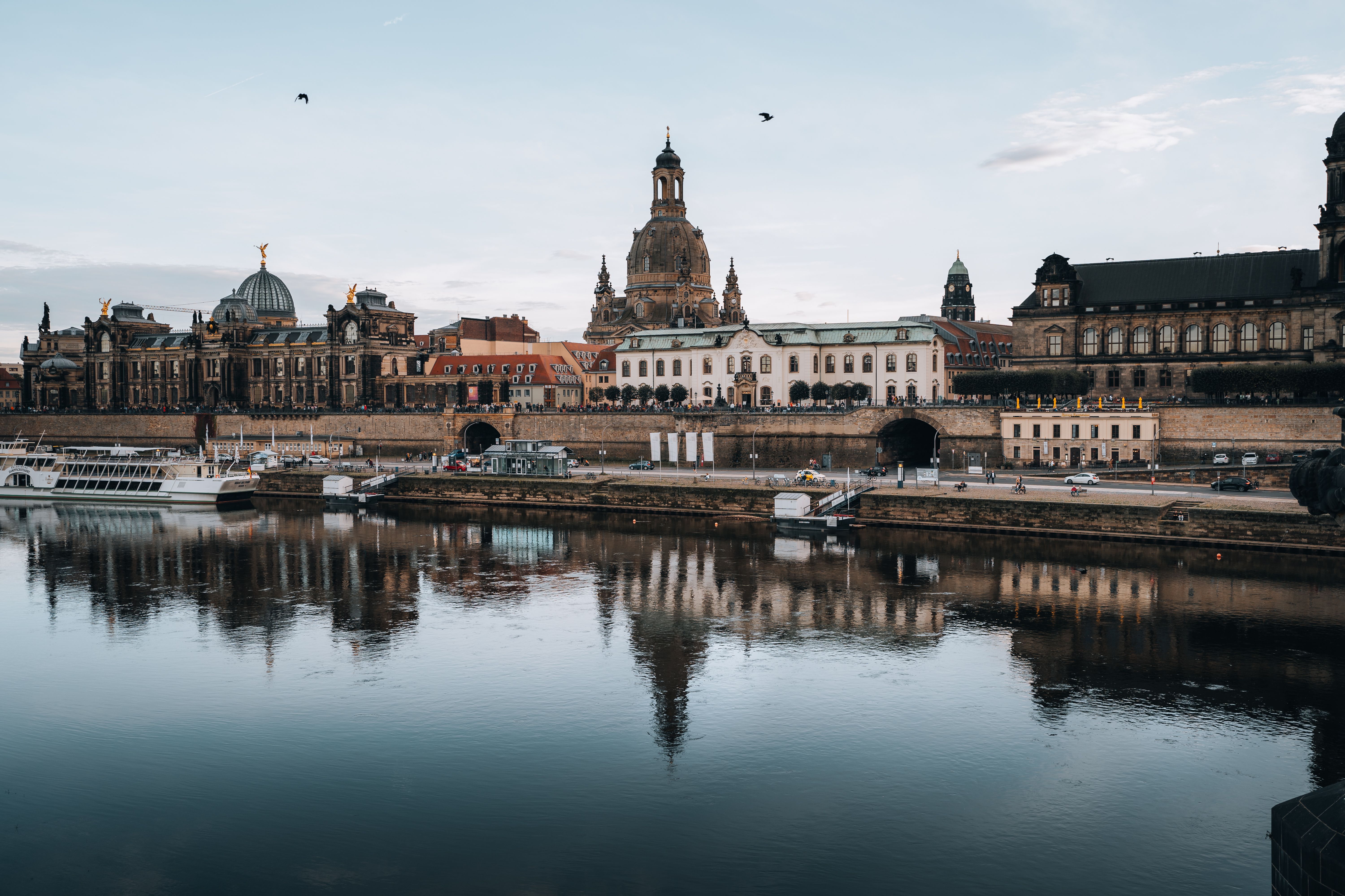 De Elbe bij zonsopgang langs de historische binnenstad van Dresden, startpunt van de Elberadweg