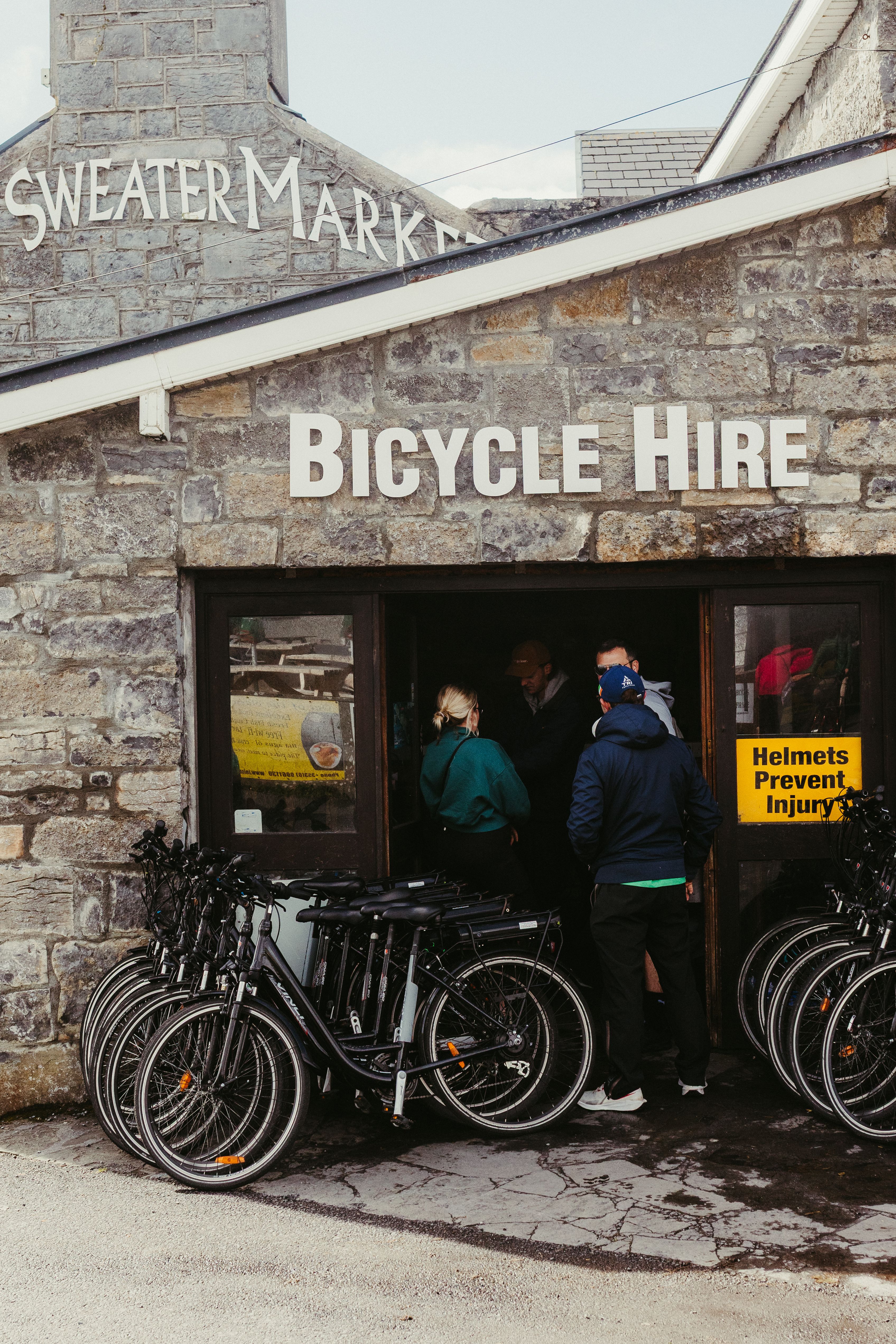 Huurfietsen voor een stenen fietsverhuurwinkel in County Galway, Ierland